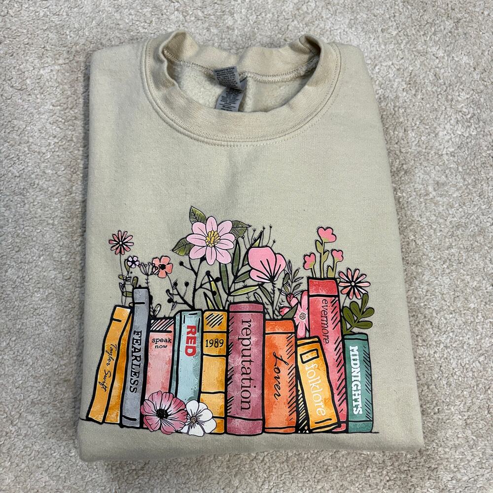 Gildan Taylor Swift Albums As Books Graphic Crewneck Beige Sweatshirt Size S